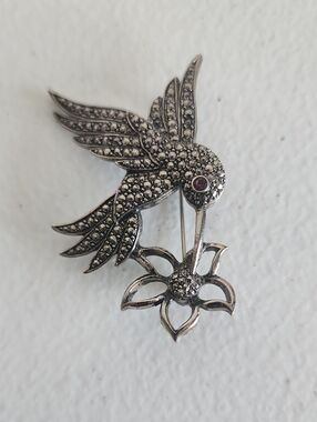 Source Unknown Silver Hummingbird Brooch with Purple Eye Accent
